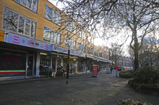 900525 Gezicht op het buurtwinkelcentrum aan de Jan van Galenstraat te Utrecht.